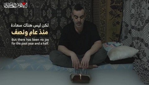 You are currently viewing كتائب القسام تنشر مقطع فيديو لمحتجز من الإحتلال على قيد الحياة يتحدث إلى الكاميرا ويسير عبر نفق
