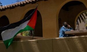 Read more about the article هتفوا “فلسطين حرة.. سنحرر فلسطين”.. واشنطن توجّه اتهامات جنائية لمتظاهرين “احتلوا” مبنى بجامعة ستانفورد