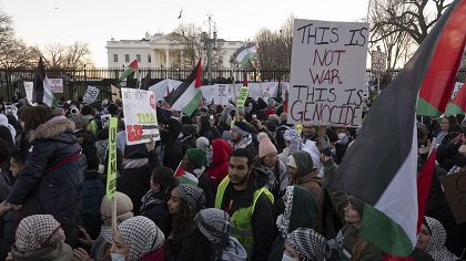 You are currently viewing آلاف المتظاهرين أمام البيت الأبيض رفضا لحرب الإبادة واعتقال المتضامنين مع فلسطين