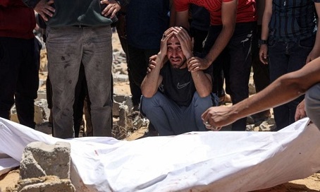 You are currently viewing جيش الاحتلال يقتل 28 فلسطينياً بعدة مجازر في أنحاء غزة