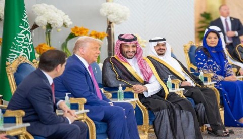 You are currently viewing خلال قمّته مع بن سلمان بالرياض.. ترامب يُوقّع “وثيقة الشراكة الاقتصادية الاستراتيجية” وصفقة أسلحة بقيمة 142 مليار دولار هي “الأكبر في التاريخ” ويعرب عن أمله أنّ تطبع المملكة علاقتها مع الكيان.. والسعودية تعده باستثمار 600 مليار دولار