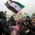 الاحتفالات تعم شوارع المدن السورية بعد إعلان ترامب رفع العقوبات عن دمشق.. وعلم “الثورة” يرفرف بكل مكان