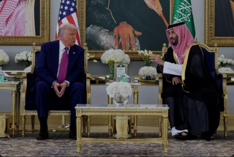 You are currently viewing يده ملطخةٌ بالدماء.. فلماذا كل هذه المبالغة في تكريمه؟ لهذه الأسباب كان على الخارجية المصرية أن تتمهل قبل أن تصدر بيان الترحيب بزيارة ترامب المشئومة؟