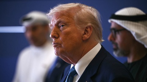 ترامب: نتنياهو أمام وضعٍ صعب ويُواجه مشاكل ويجب أن تتحوّل غزة لـ”منطقة حرية” والناس في القطاع يموتون جوعا ودول عربية ستُساعد بإيجاد حُلولٍ للأزمة