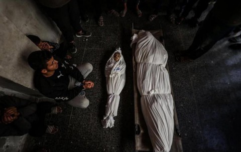 Read more about the article منذ فجر الخميس.. 33 شهيدًا بينهم نساء وأطفال بمجازر الإحتلال جديدة على مناطق متفرقة في قطاع غزة