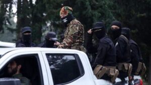 Read more about the article لماذا قرّر “جنود خلافة داعش” استهداف “نظام الشرع المُرتد” لأوّل مرّة؟ وهل ظُهور “الخلايا” رغم قتال “الجولاني” لهم يكشف عجزه؟.. كيف يُمكن لفلول النظام والمُقاتلين الأجانب معًا أن يُغريهم نداء تنظيم الدولة؟