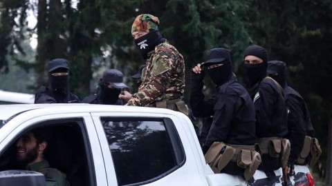 You are currently viewing لماذا قرّر “جنود خلافة داعش” استهداف “نظام الشرع المُرتد” لأوّل مرّة؟ وهل ظُهور “الخلايا” رغم قتال “الجولاني” لهم يكشف عجزه؟.. كيف يُمكن لفلول النظام والمُقاتلين الأجانب معًا أن يُغريهم نداء تنظيم الدولة؟