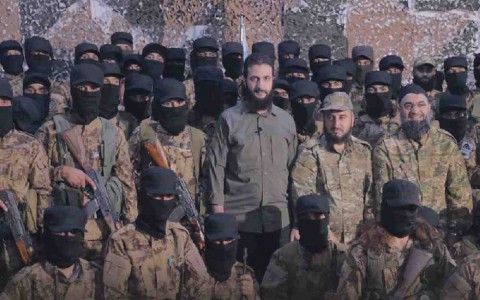 You are currently viewing قواعد السُّلوك والانضباط العسكري في “سورية الجديدة”.. هل “الدفاع عن الوطن” يشمل قتال الكيان وهل لم يعد الجيش السوري “عربيًّا”؟.. ماذا عن “المُلثّمين المُتفلّتين” وماذا عن “لحى العسكريين” فهل تكون لحية الشرع المِقياس؟