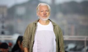 Read more about the article جوليان أسانج يرتدي قميصًا يحمل أسماء آلاف الأطفال الذين استشهدوا في غزة