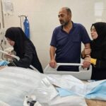 أول كلمات الطبيبة الفلسطينية التي فقدت تسعة من أبنائها في غارة الإحتلال: هم أحياء عند ربهم يرزقون