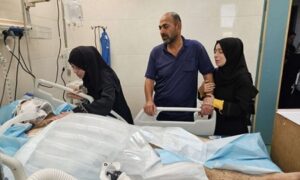 Read more about the article أول كلمات الطبيبة الفلسطينية التي فقدت تسعة من أبنائها في غارة الإحتلال: هم أحياء عند ربهم يرزقون