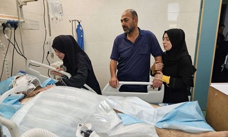 You are currently viewing أول كلمات الطبيبة الفلسطينية التي فقدت تسعة من أبنائها في غارة الإحتلال: هم أحياء عند ربهم يرزقون