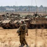 أسوشيتد برس: قادة في جيش الإحتلال يأمرون باستخدام فلسطينيين دروعا بشرية
