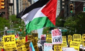 Read more about the article العلم الفلسطيني يرفرف في احتجاجات عيد العمّال بأمريكا ضد سياسات ترامب