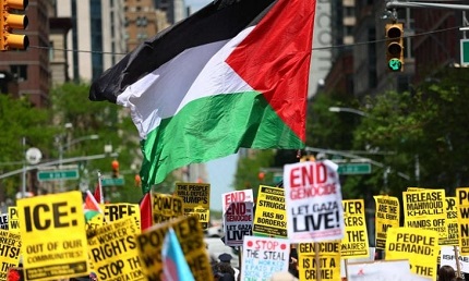 You are currently viewing العلم الفلسطيني يرفرف في احتجاجات عيد العمّال بأمريكا ضد سياسات ترامب