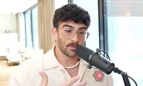 You are currently viewing مؤثرون أمريكيون يُحتجزون في المطارات بسبب معارضتهم لترامب والحرب على غزة