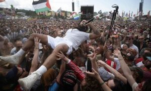 Read more about the article “بي.بي.سي” تتأسف لعدم وقف بث حفل مباشر تخللته هتافات “فلسطين حرة” و”الموت لجيش الكيان”