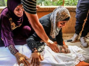 Read more about the article ﻿ جيش الإحتلال يرتكب مجزرة جديدة بقصف خيمة تؤوي نازحين داخل مدرسة جنوب غزة.. 14 شهيدًا بينهم نساء وأطفال