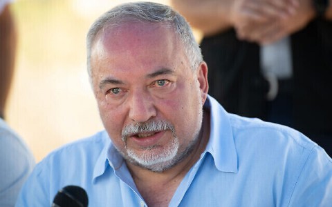You are currently viewing ليبرمان يفضح مخطط نتنياهو “الخطير” في غزة: يُسلّح سِرًّا عصابات إجرامية مرتبطة بداعش دون علم “الكابينيت”