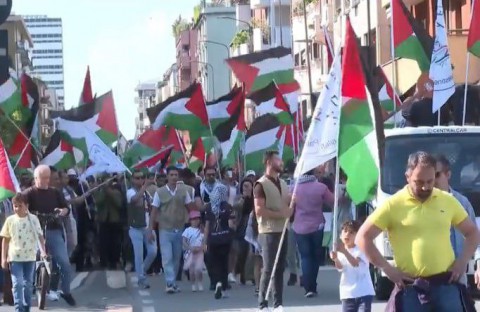 You are currently viewing مسيرة دولية من 32 دولة تنطلق نحو غزة عبر معبر رفح البري مع مصر للمطالبة بإنهاء الحصار ووقف الإبادة