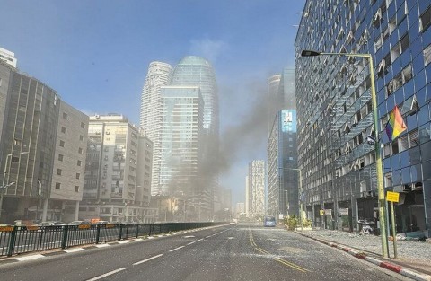 You are currently viewing جيش الإحتلال يعلن رصد رشقة صاروخية جديدة من إيران غداة الموجة الـ14 من “الوعد الصادق 3” وعشرات الاصابات.. قصف تل أبيب وهجوم كثيف بالمسيرات.. ونتنياهو يهددها بدفع “الثمن غاليا جدا” بعد ضرب مستشفى