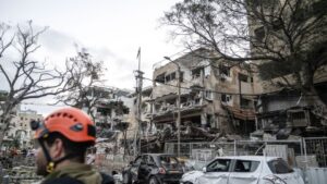 Read more about the article إيران تعلن استهداف مطار بن غوريون ومواقع الكيان “حساسة” بضربات صاروخية جديدة وحديث عن 16 إصابة ودمار كبير