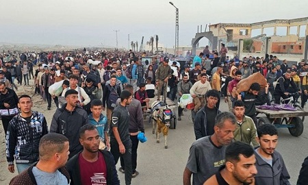 You are currently viewing الغارديان: ميت في الحالتين.. خطة الكيان لسكان غزة.. إما الجوع أو المساعدات وسط النيران