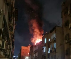 Read more about the article إيران تضرب “تل أبيب الكبرى” بالصواريخ: إصابة مباشرة لمبنى في “حولون”