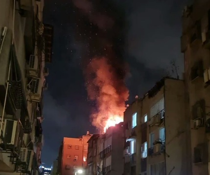 You are currently viewing إيران تضرب “تل أبيب الكبرى” بالصواريخ: إصابة مباشرة لمبنى في “حولون”