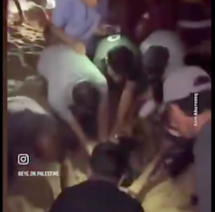 You are currently viewing عائلات بأكملها طُمِرت تحت الرمال.. شهداء ومفقودون في مجزرة جديدة استهدفت خيام النازحين بغزة