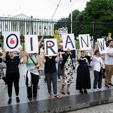 Read more about the article الولايات المتحدة: وقفة احتجاجية أمام البيت الأبيض رفضاً لانخراط البلاد في الحرب على إيران