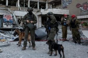 Read more about the article إسرائيليون عالقون تحت الأنقاض إثر هجوم إيراني واسع بالمسيّرات