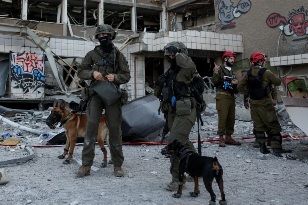 You are currently viewing إسرائيليون عالقون تحت الأنقاض إثر هجوم إيراني واسع بالمسيّرات