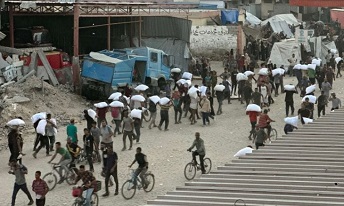 You are currently viewing شاحنات مساعدات تبدأ بالتوجه من مصر إلى غزة