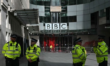 You are currently viewing احتجاجا على تغطية “بي بي سي” لغزة.. 400 شخصية تطالب بعزل مسؤول بتهمة تضارب المصالح