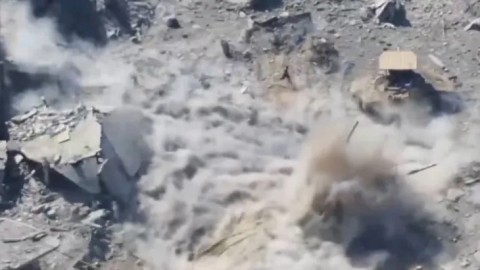 You are currently viewing فيديو يكشف بعض ما يجري من معارك في شمال غزة.. مقاوم يهاجم دبابة للإحتلال ويفجرها ثم يعود مُسرعا دون أن يُصاب