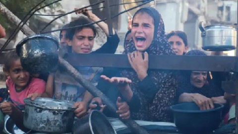 You are currently viewing حماس تطالب العرب والمسلمين بـ”موقف للتاريخ” لإنهاء مجاعة غزة وتنتقد عدم تنفيذ مقررات قمة الرياض أواخر 2023 وتعتبر المواقف الصادرة “لا ترقى إلى مستوى الكارثة” في القطاع.