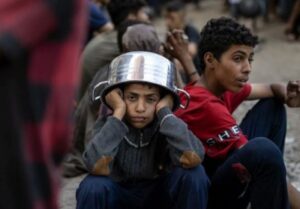 Read more about the article صحيفةٌ عبريّةٌ: نسبة التدمير بقطاع غزّة تفوق ما شهده العالم بهيروشيما وناغازاكي بعد القصف النوويّ الأمريكيّ.. أطفال رضّع نحيلون وبطونهم منتفخة ومسنٌّ يأكل أوراق التين ورجل طرد زوجته لأكلها حصته