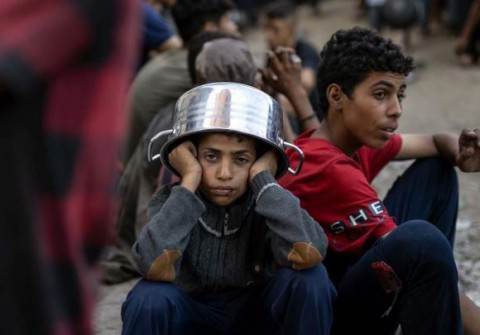 You are currently viewing صحيفةٌ عبريّةٌ: نسبة التدمير بقطاع غزّة تفوق ما شهده العالم بهيروشيما وناغازاكي بعد القصف النوويّ الأمريكيّ.. أطفال رضّع نحيلون وبطونهم منتفخة ومسنٌّ يأكل أوراق التين ورجل طرد زوجته لأكلها حصته