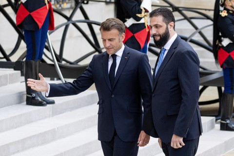 You are currently viewing ماكرون يدين تصعيد الإحتلال ضد سوريا والشرع يرفض استغلال أحداث محافظة السويداء.. تفاصيل مكالمة هاتفية هامة