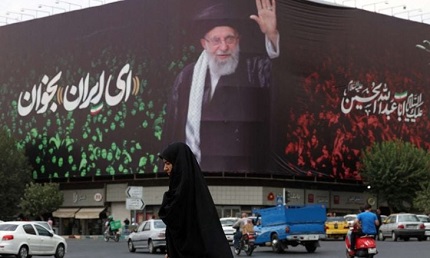 You are currently viewing خامنئي يهدد: الهجوم على قاعدة العديد الأمريكية “ليس حادثة صغيرة بل ضربة كبيرة قابلة للتكرار”