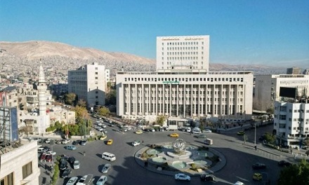 You are currently viewing سوريا تعيد هيكلة اقتصادها سراً تحت قيادة شقيق الرئيس ومسدسات اللجنة الاقتصادية