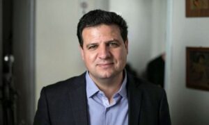 Read more about the article تصريحات منصور عباس ضد أيمن عودة تثير ضجة واسعة في أراضي 48