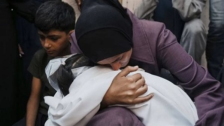 You are currently viewing طبيبة أمريكية: المجاعة في غزة تدفع الأجنة للخروج مبكرا من بطون الأمهات