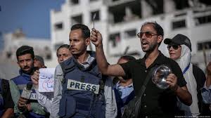 Read more about the article وسائل إعلام تطالب الكيان بمنح الصحافيين حرية الوصول إلى غزة