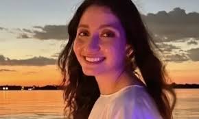 Read more about the article شابة فلسطينية تروي تفاصيل “مروعة للغاية” عن الانتهاكات التي تعرّضت لها في مركز احتجاز تابع للهجرة الأمريكية