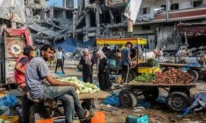 Read more about the article غزة تعود إلى المقايضة: طحين مقابل أثاث وحلاقة بثمن كوب شاي