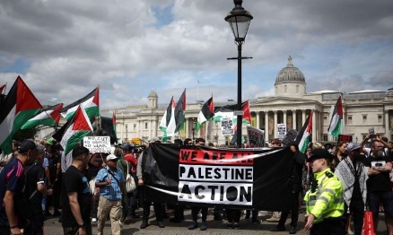 You are currently viewing صحيفة بريطانية: مؤيدو “حركة فلسطين” يتعهدون بتحدي حظرها.. والشرطة في معضلة بعد اعتقال قسيسة في الـ83 من العمر