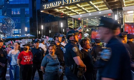 You are currently viewing نيويورك.. الشرطة تعتقل 40 يهوديا تظاهروا أمام فندق ترامب ضد تجويع الفلسطينيين