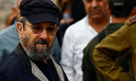 You are currently viewing إيهود باراك: ترامب لا يفهم بالحروب ونتنياهو ينجح بخداعه بينما يقود الكيان نحو الهاوية